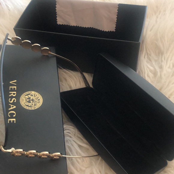 Gorgeous VERSACE piece sunglasses 🌺 - Picture 2 of 5